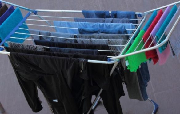 Ekspertët paralajmërojnë: Tharja e rrobave brenda dhomës sjell pasoja serioze për shëndetin