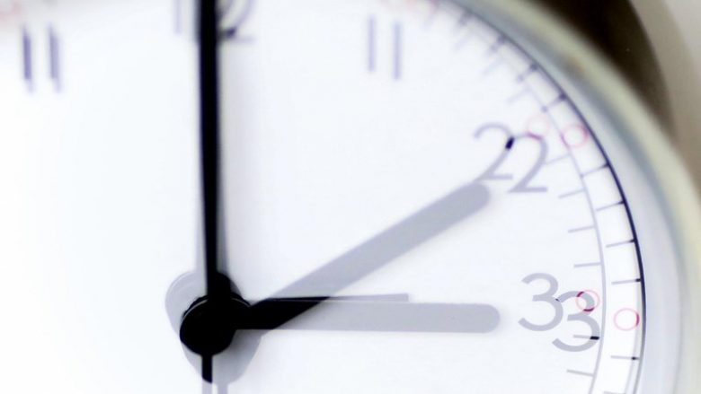 Ja çfarë i ndodh trupit tuaj kur ora “tërhiqet” një orë prapa