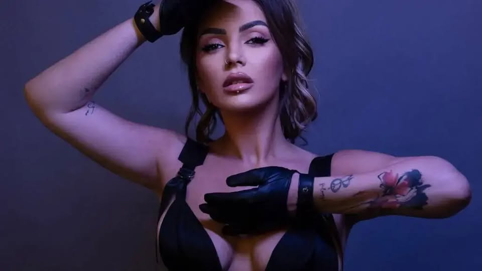 Fifi provokon me paraqitjen në foton e fundit, shfaqet e zhveshur