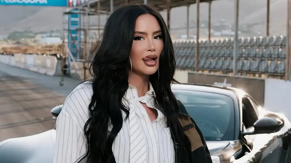 Dafina ‘ngrin’ rrjetin me pallto luksoze dhe look natyral