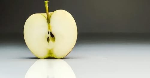 Çfarë ndodh nëse gëlltitni aksidentalisht farat e mollës? Ja çfarë duhet të dini