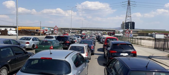 Nuk i dha përparësi kalimi, nxjerr armën dhe plagos shoferin në Fushë Kosovë