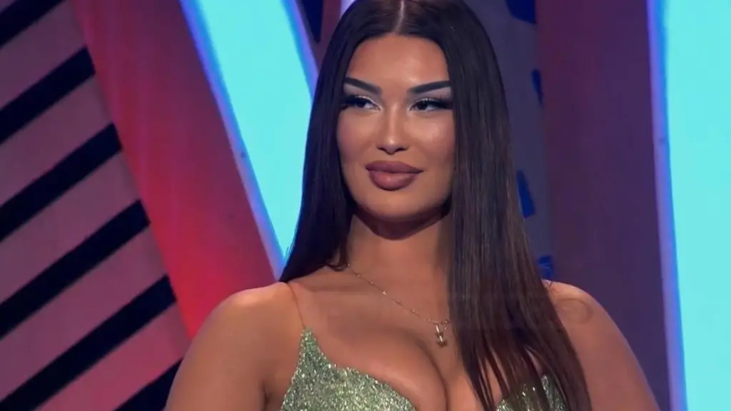 Ada e “Për’puthen” ‘shokon’ ndjekësit me lajmin e madh, bëhet nënë dhe publikon foto me bebin