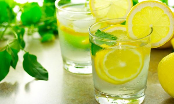 Katër receta me ujë e limon për humbje të peshës