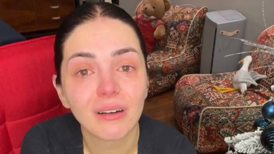 Fifi qan live, shfaqet në gjendje të rënduar emocionale!