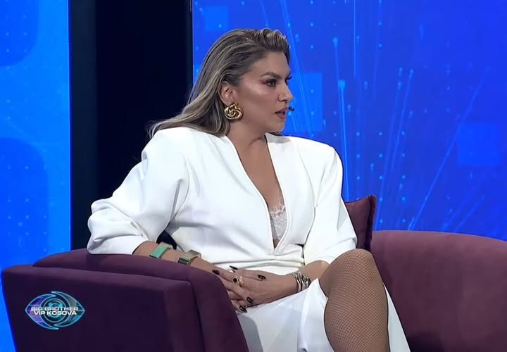 Leonora Jakupi vishet me dimi e jelek, publikon foto me veshje tradicionale