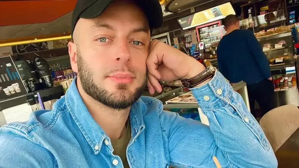 Nuk e keni parë prej vitesh, kështu duket sot këngëtari Adrian Gaxha