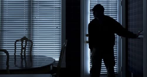 Hajnat hyjnë në një shtëpi në Pejë, policia tregon se çka vodhën