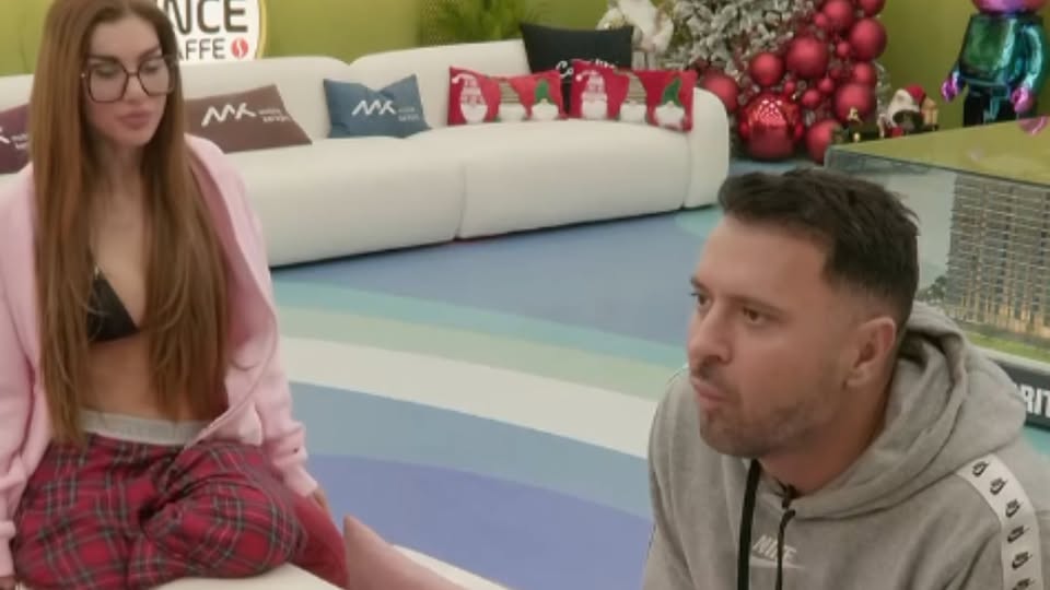 “Ta hëngsha buzën!” – Bia e provokon Labin para të gjithëve, reagimi i tij epik