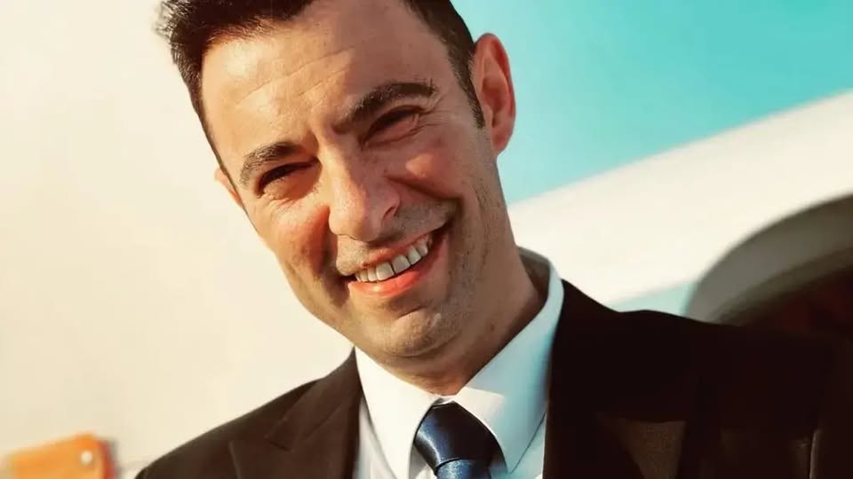 Kështu maskohet Vedat Bajrami në aeroplan (Foto)