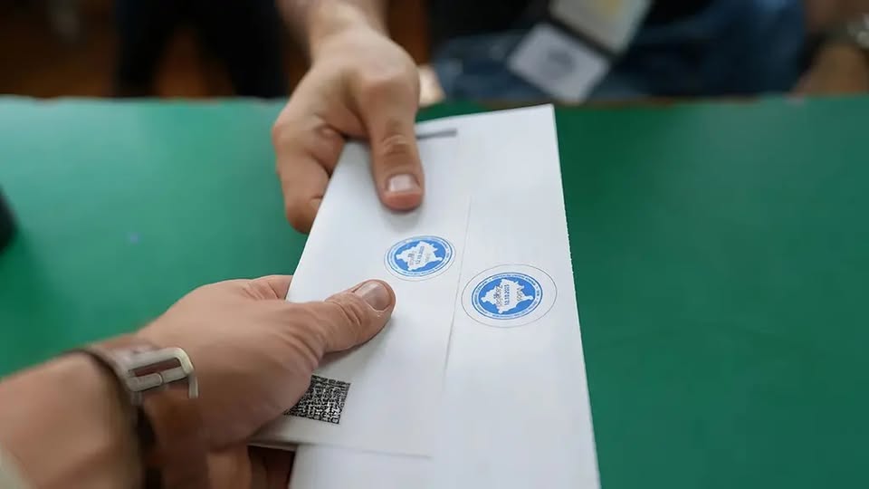 Përleshje mes votuesve në një qendër në këtë komun të Kosovës (VIDEO)