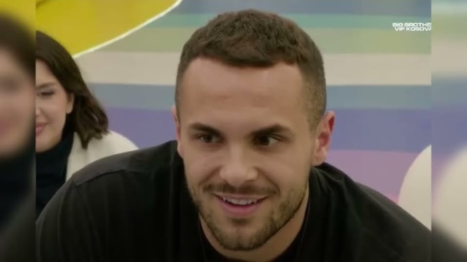 Toleranca mbi të gjitha, Edi zgjedh të urojë kështu krishtëlindjet! (Video)