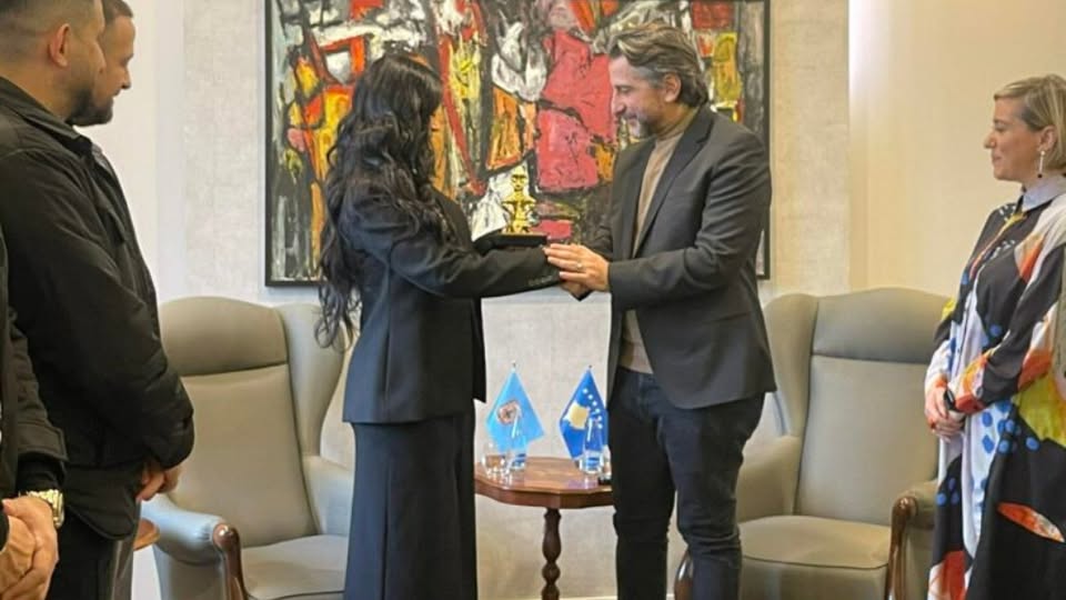 Përparim Rama nderon Dafina Zeqirin me çmimin “Hyjnesha në Fron”