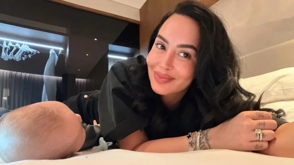 Krah bashkshortit dhe djalit, Dafina publikon një fotografi të veçantë