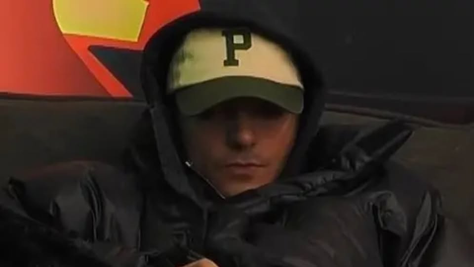 Labi i vetëm në oborr, shihet i përlotur pas mesazhit nga e dashura