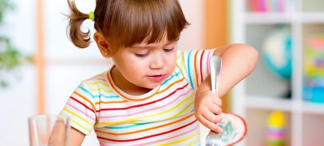 Si të krijoni zakone të shëndetshme në ushqyerjen e fëmijëve të vegjël?