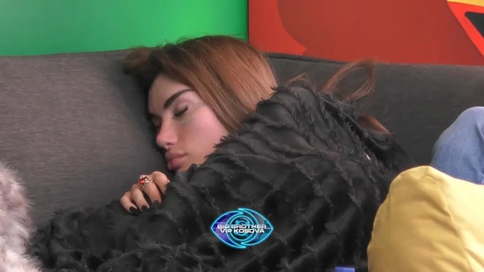 Bia shpërthen në lot: Askush nuk më do!