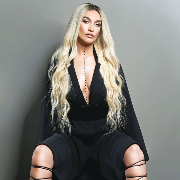 Yllka Kuqi s’po din me u plakë, është veshë krejt me xixa e po duket si të ishte martuar dje